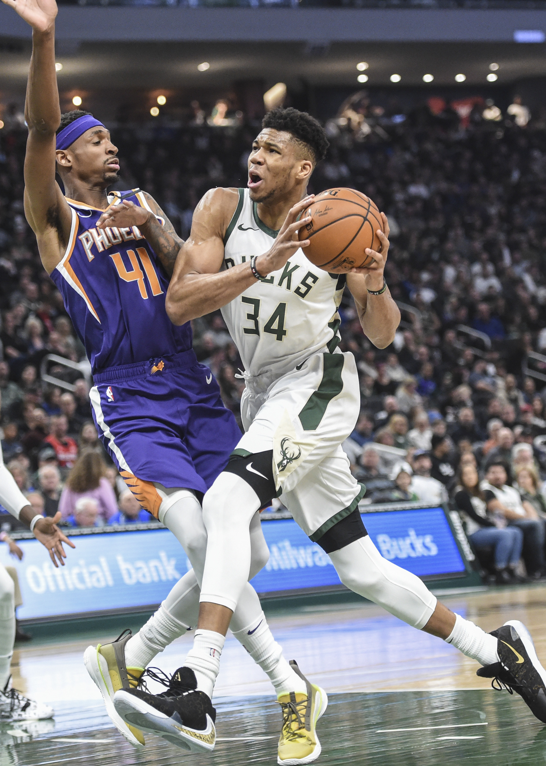 关于武大靖手感滚烫，带领北京首钢大胜密尔沃基雄鹿，赛后一句话霸气侧漏的信息